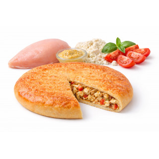 Осетинский пирог с пикантной курицей, дижонской горчицей, сыром и томатами